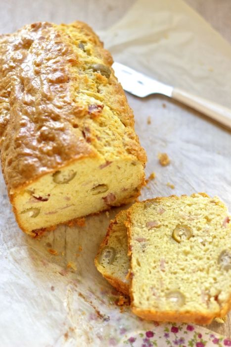 Cake salato con olive e prosciutto cotto