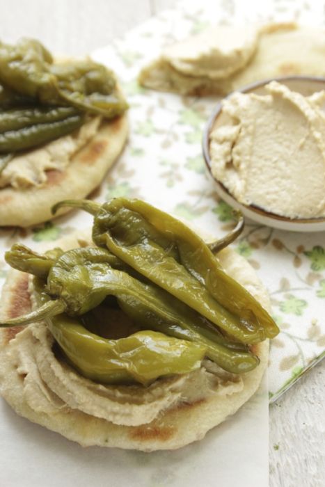 focaccine in padella con humus e peperoni