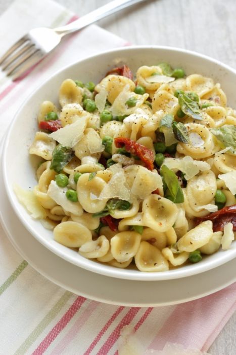 orecchiette con piselli pomodorini secchi mozzarella e pecorino