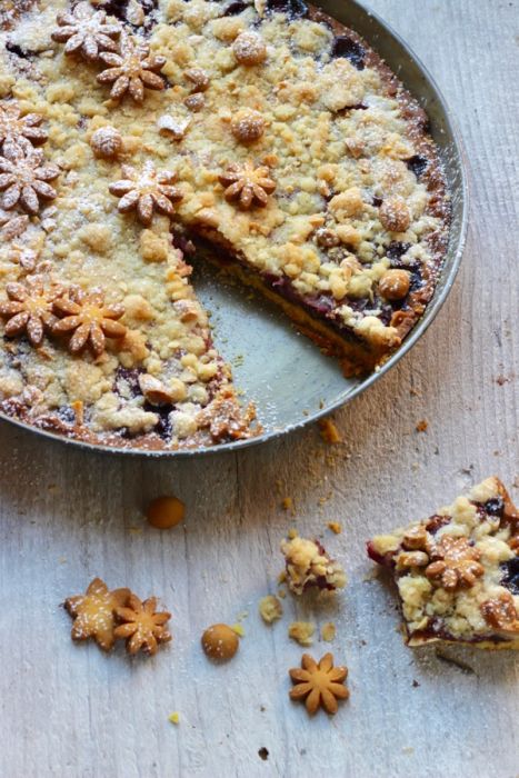 Torta di mele e mirtilli con crumble aromatico