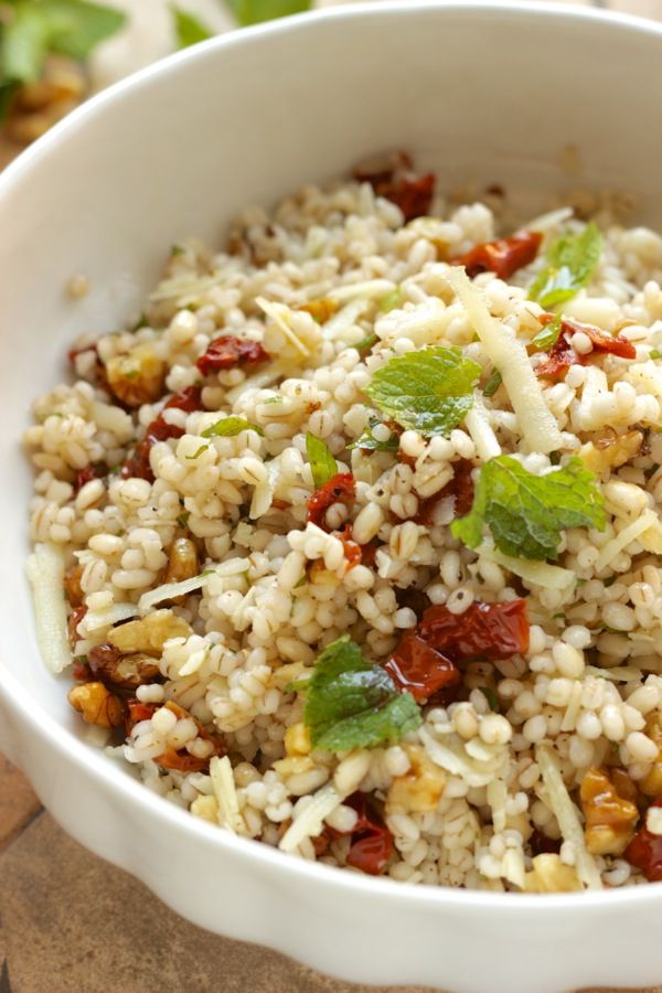 insalata di orzo con noci pecorino mena pepe e pomodorini secchi