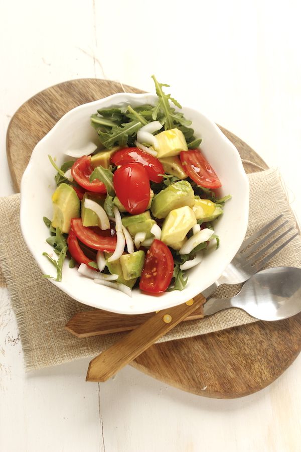 Insalata con avocado pomodori e cipolla