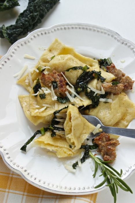 quadrotti di pasta fresca con ceci salsiccia e cavolo nero