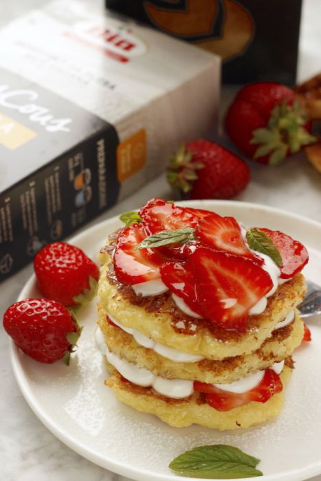 Dolce in padella con fragole e cous cous