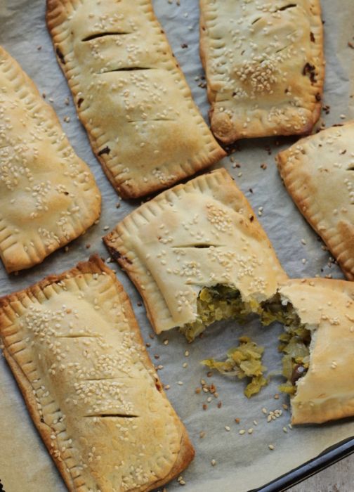 Fagottini di pasta leggera ripieni di cavoletti e olive