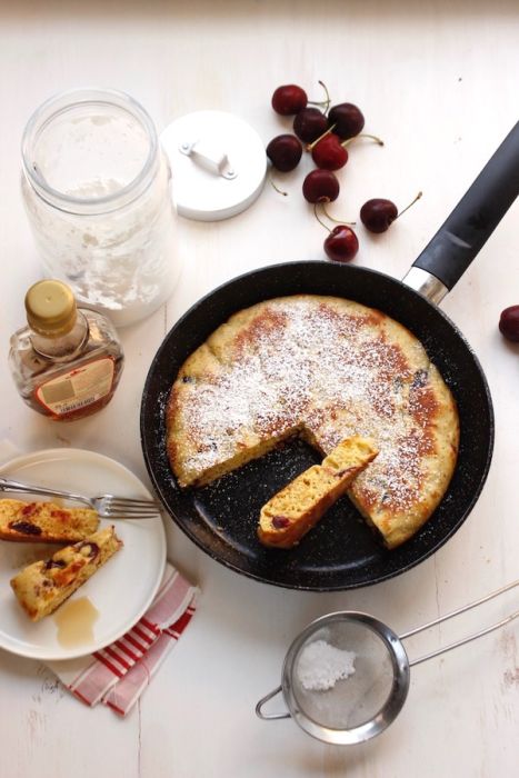 torta pancake in padella con ciliegie