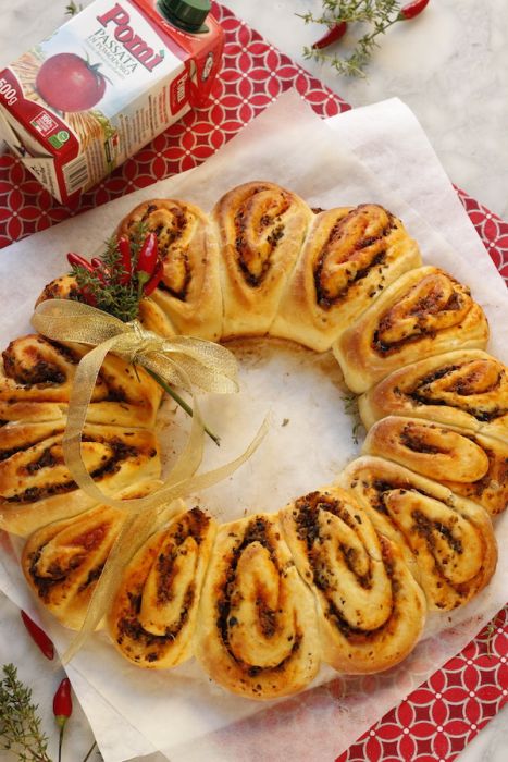 corona di pan soffice con pomodoro e olive