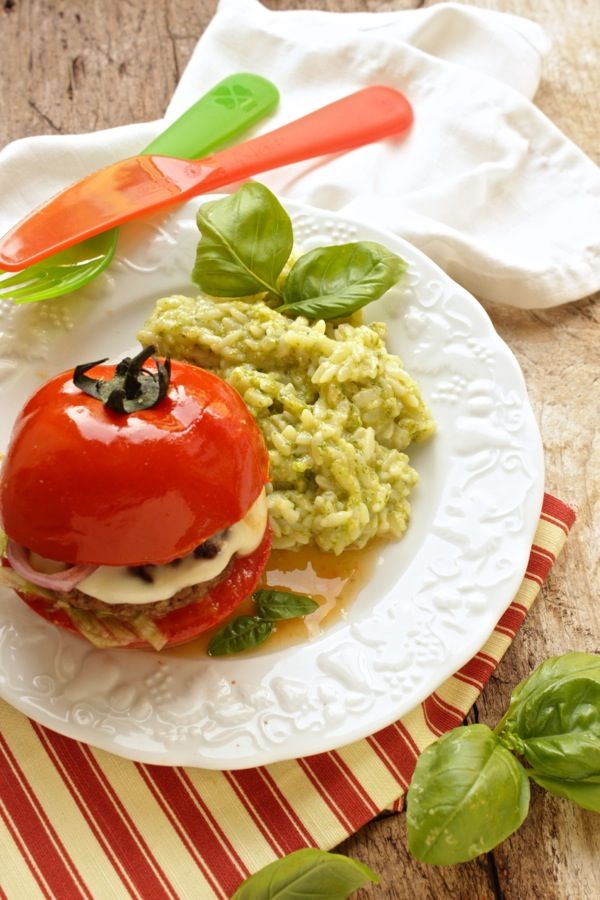 Panino di pomodoro con hamburger e pasta al pesto di zucchine