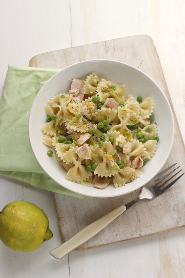 Pasta fredda con trancio di salmone e piselli al profumo di limone