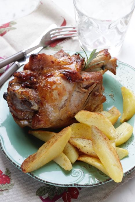 Stinco di maiale al forno con patate