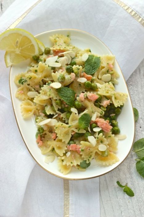 Farfalle al salmone affumicato , con pesto alla menta e piselli.