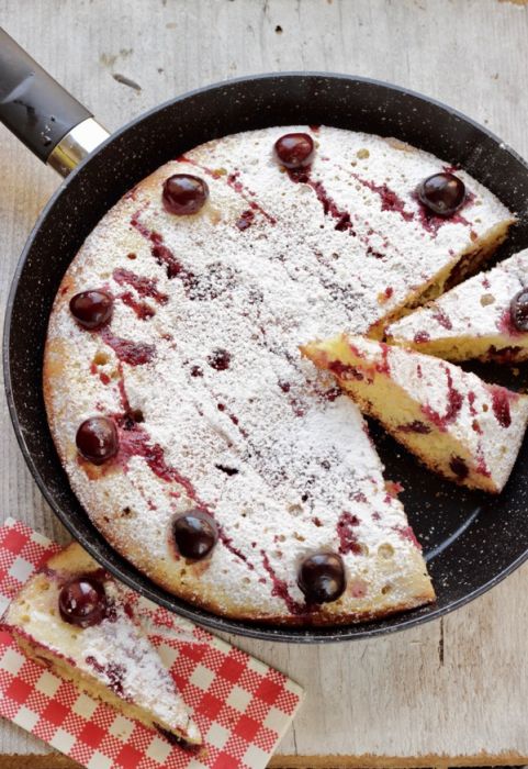 torta di ciliegie in padella