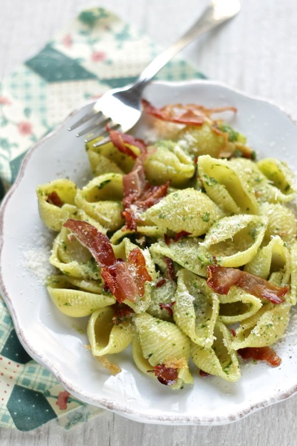 Alla Prova del cuoco: conchiglie con pesto di spinaci , anacardi e speck croccante