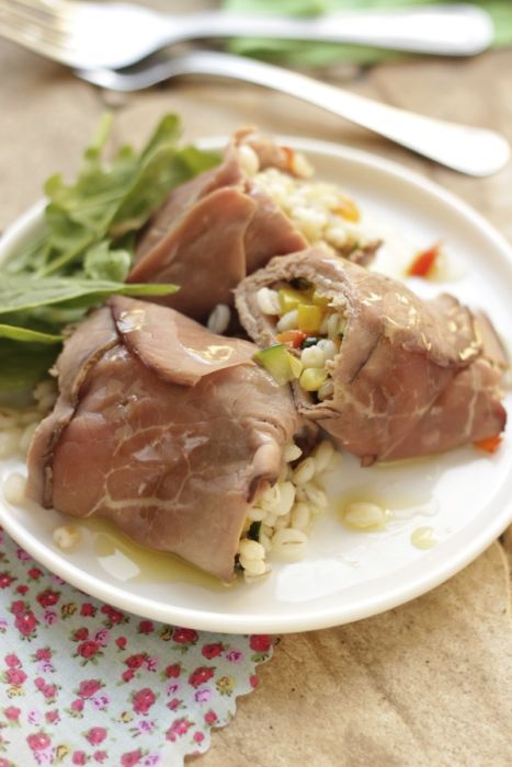 rotolini di roast beef con orzo e verdure