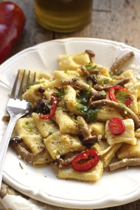 Mezze maniche di pasta fresca ripiene di ricotta e funghi porcini