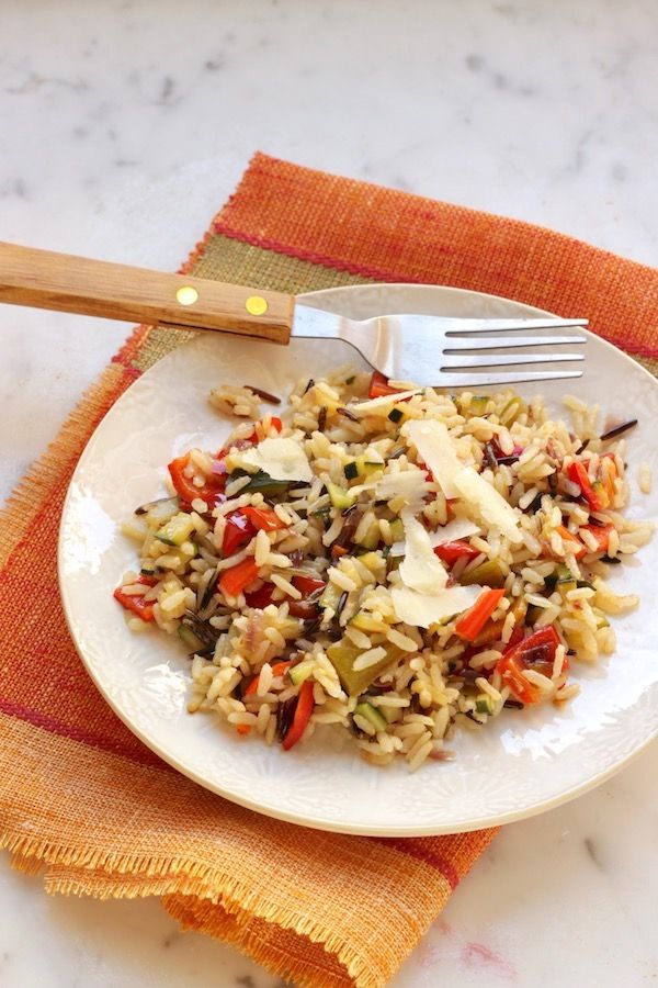 Insalata tiepida con riso, integrale, selvaggio, peperoni, cipolla e le ultime zucchine.