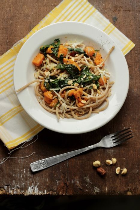 spaghetti integrali con zucca spinaci e nocciole tostate