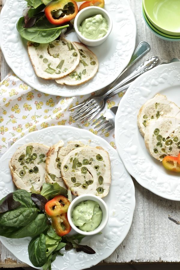 rotolo di pollo estivo con salsa di avocado e basilico