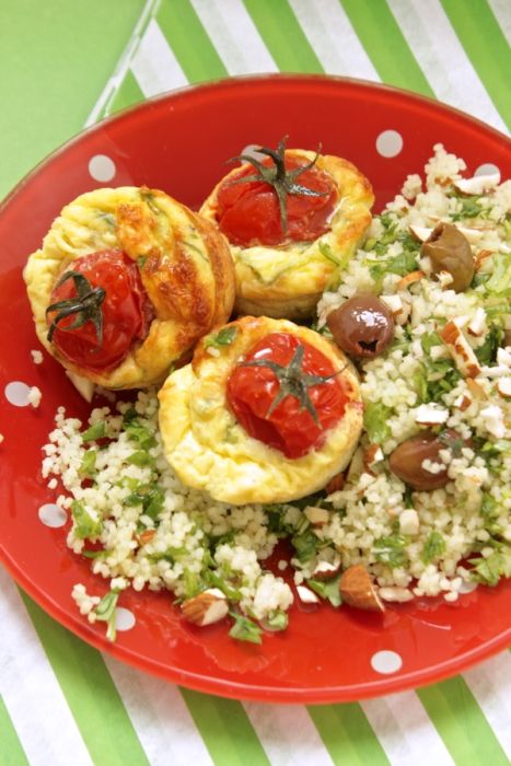 tortine di frittata con feta zucchine e menta con cous cous verde