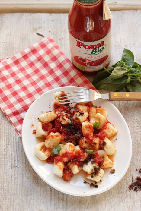 Gnocchi di ricotta al pomodoro con polvere di olive taggiasche