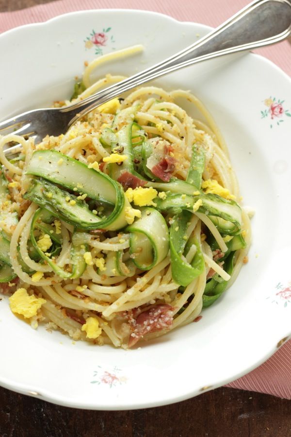 Spaghetti con nastri d'asparagi pancetta e pane croccante