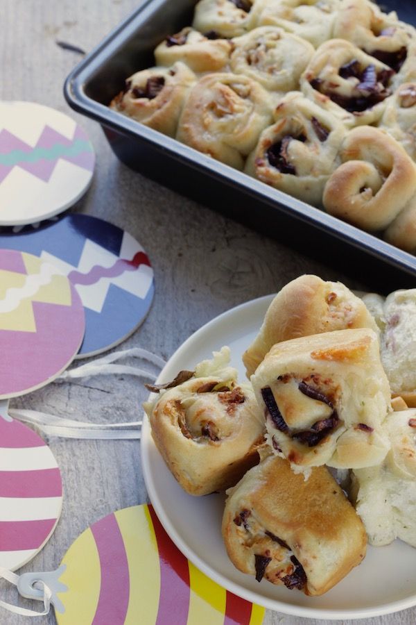 Rotolini di pane aromatico con farciture miste