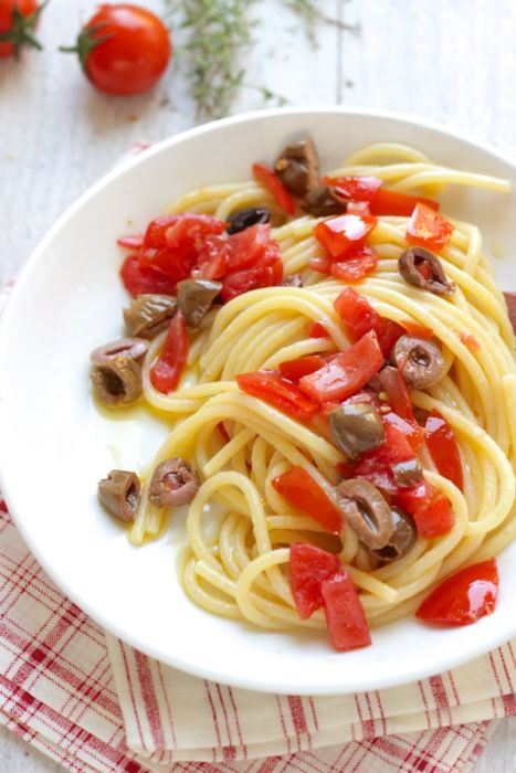Spaghetti aglio olio e battuto di pomodorini con olive taggiasche