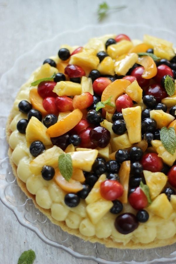 Torta in padella con macedonia di frutta