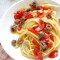 Spaghetti aglio olio e battuto di pomodorini con olive taggiasche