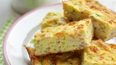 Frittata di patate e zucchine: basta grattugiare, cuocere in padella oppure  in forno!