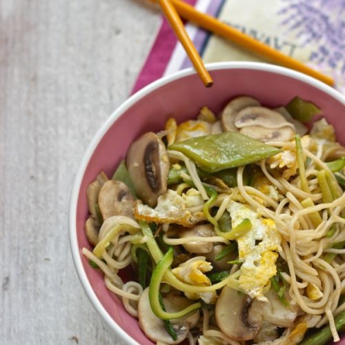 Noodles di grano con verdure saltate