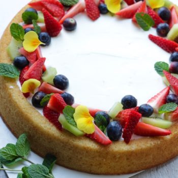 Torta morbida con frutta fresca e crema allo yogurt