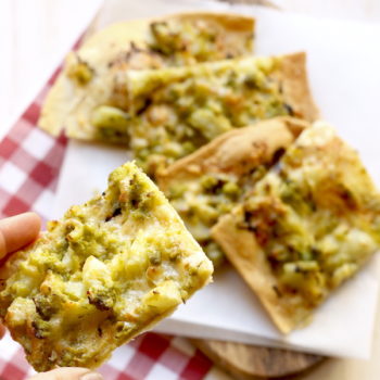 Pizza “scrocchierella“ con broccolo e formaggio