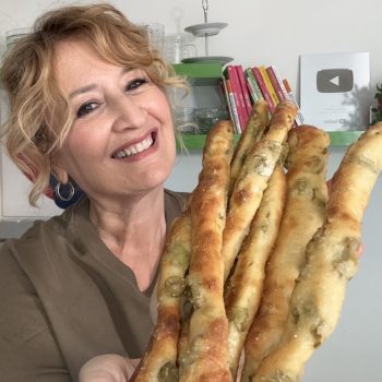 Bastoncini di focaccia alle olive: ricetta facile e irresistibile bastoncini di focaccia alle olive