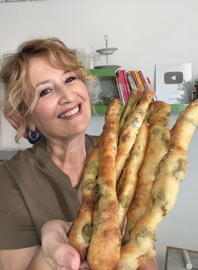 Bastoncini di focaccia alle olive: ricetta facile e irresistibile - Tempo di cottura