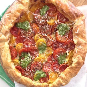 torta salata pomodori, robiola e pesto