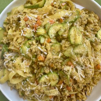 Tagliatelle al ragù bianco di pollo con zucchine e zafferano