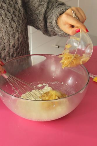 unite le cipolle che avete fatto stufare con un po’ di olio in padella