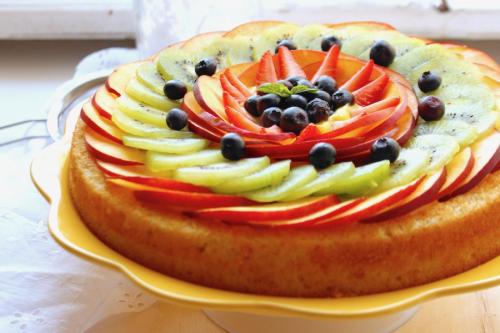 Torta morbida con frutta fresca