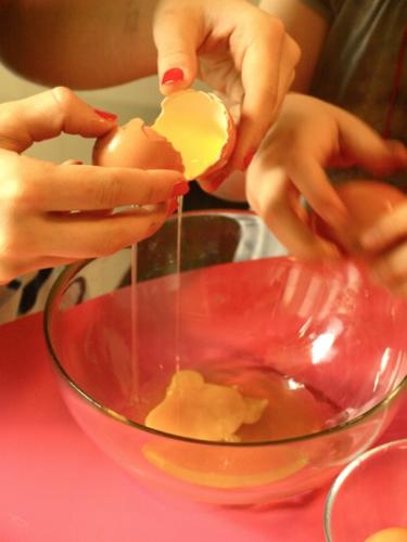rompete tre uova in una ciotola e preparate la crema