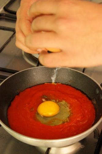 rompete l'uovo in modo tale che si "tuffi" nel sugo