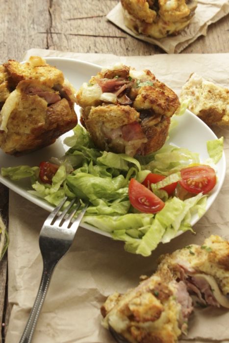 Muffin di pane integrale con funghi e prosciutto cotto