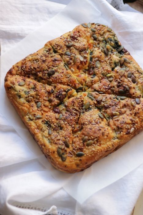 Alla prova del cuoco : torta sfogliata con formaggio primosale, spinaci e pomodorini secchi