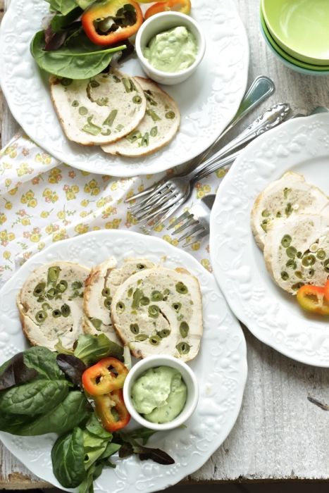 rotolo di pollo estivo con salsa di avocado e basilico
