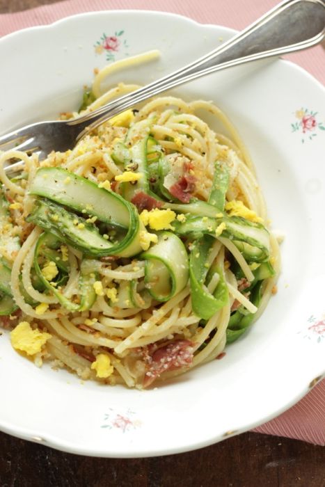 Spaghetti con nastri d'asparagi pancetta e pane croccante
