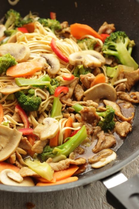 Noodles con bocconcini di maiale e verdure saltate