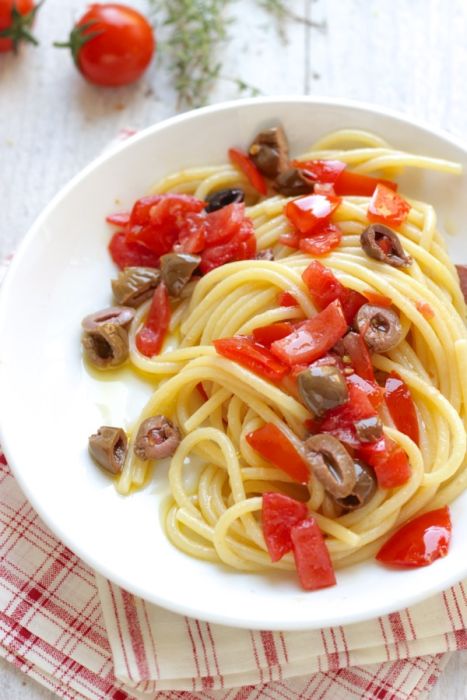 Spaghetti aglio olio e battuto di pomodorini con olive taggiasche
