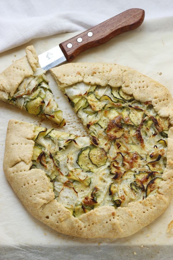 Torta bris&egrave; veloce con zucchine e cipolle