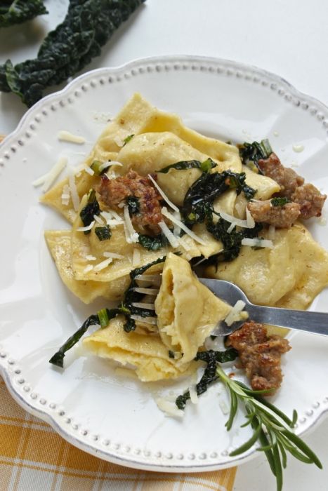 quadrotti di pasta fresca con ceci salsiccia e cavolo nero